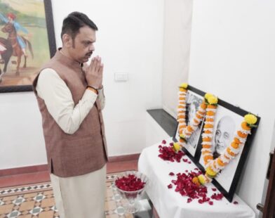 नाशिकमध्ये मुख्यमंत्री देवेंद्र फडणवीस यांच्याकडून नेत्यांना पुष्पहार अर्पण