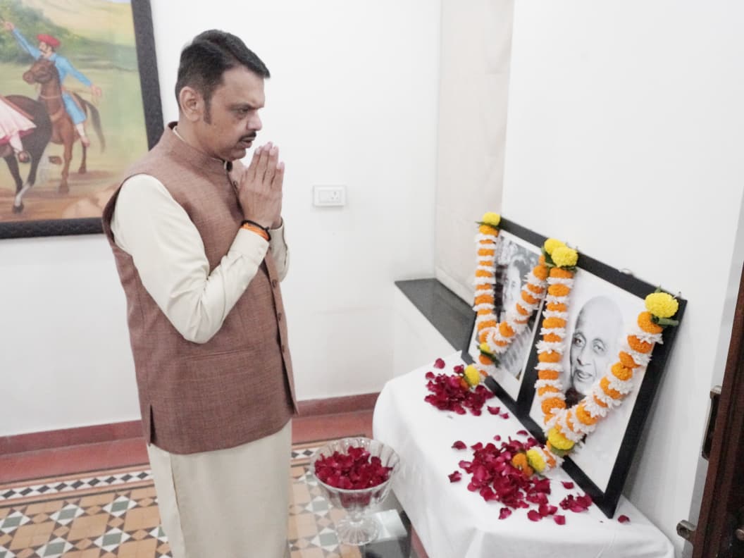 नाशिकमध्ये मुख्यमंत्री देवेंद्र फडणवीस यांच्याकडून नेत्यांना पुष्पहार अर्पण