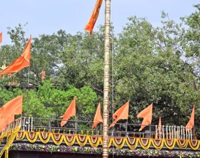 राष्ट्रपती द्रौपदी मुर्मू यांच्या हस्ते नाशिकमधील रामतीर्थावर झालेला धर्मध्वजारोहण सोहळा