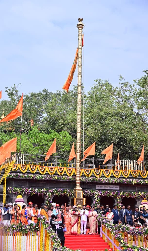 राष्ट्रपती द्रौपदी मुर्मू यांच्या हस्ते नाशिकमधील रामतीर्थावर झालेला धर्मध्वजारोहण सोहळा