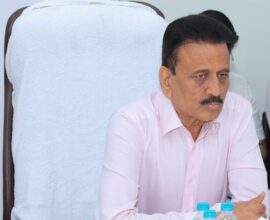 नाशिकमध्ये सिंहस्थ कुंभमेळा नियोजनासाठी बैठक घेताना पालकमंत्री गिरीश महाजन आणि अधिकारी.