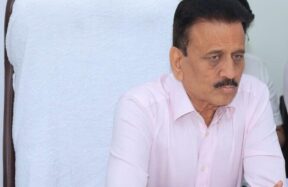नाशिकमध्ये सिंहस्थ कुंभमेळा नियोजनासाठी बैठक घेताना पालकमंत्री गिरीश महाजन आणि अधिकारी.