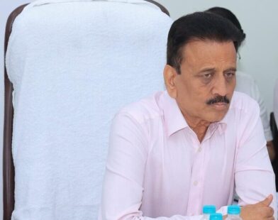 नाशिकमध्ये सिंहस्थ कुंभमेळा नियोजनासाठी बैठक घेताना पालकमंत्री गिरीश महाजन आणि अधिकारी.