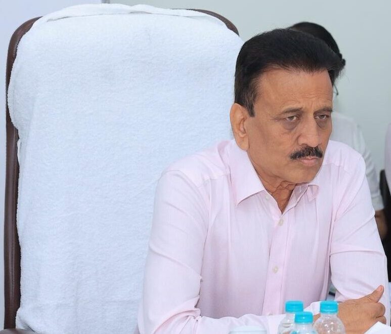 नाशिकमध्ये सिंहस्थ कुंभमेळा नियोजनासाठी बैठक घेताना पालकमंत्री गिरीश महाजन आणि अधिकारी.