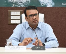 सिंधुदुर्ग येथील आढावा बैठकीत मार्गदर्शन करताना पालक सचिव विरेंद्र सिंह