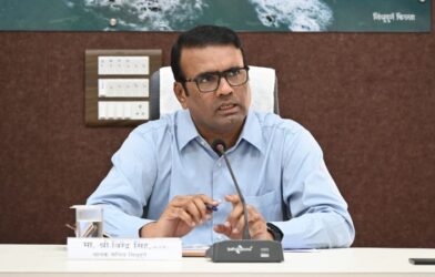 सिंधुदुर्ग येथील आढावा बैठकीत मार्गदर्शन करताना पालक सचिव विरेंद्र सिंह