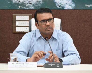 सिंधुदुर्ग येथील आढावा बैठकीत मार्गदर्शन करताना पालक सचिव विरेंद्र सिंह