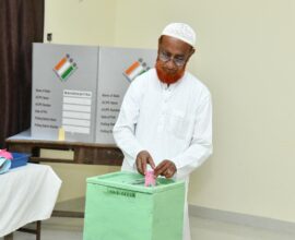 अमरावती विभाग शिक्षक मतदारसंघ निवडणुकीदरम्यान मतदान केंद्रावर उपस्थित अधिकारी व मतदार