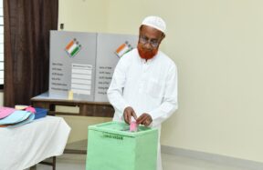 अमरावती विभाग शिक्षक मतदारसंघ निवडणुकीदरम्यान मतदान केंद्रावर उपस्थित अधिकारी व मतदार