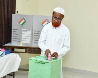 अमरावती विभाग शिक्षक मतदारसंघ निवडणुकीदरम्यान मतदान केंद्रावर उपस्थित अधिकारी व मतदार