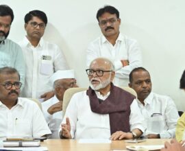 मंत्री छगन भुजबळ बैठक घेताना आणि अधिकाऱ्यांना मार्गदर्शन करताना