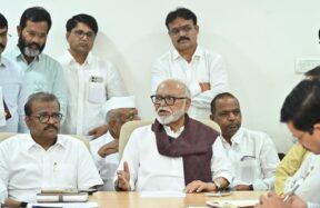 मंत्री छगन भुजबळ बैठक घेताना आणि अधिकाऱ्यांना मार्गदर्शन करताना