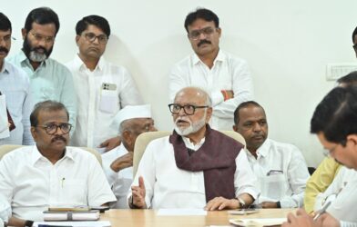 मंत्री छगन भुजबळ बैठक घेताना आणि अधिकाऱ्यांना मार्गदर्शन करताना
