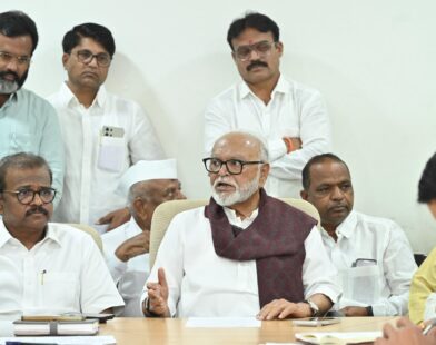 मंत्री छगन भुजबळ बैठक घेताना आणि अधिकाऱ्यांना मार्गदर्शन करताना
