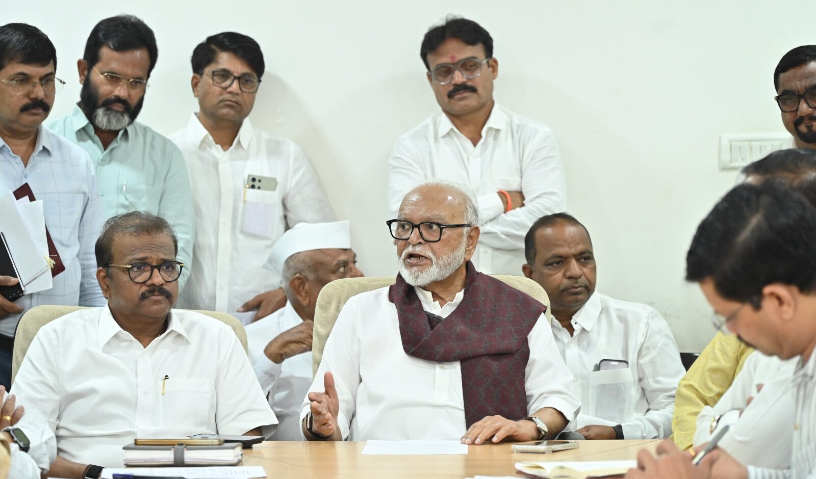 मंत्री छगन भुजबळ बैठक घेताना आणि अधिकाऱ्यांना मार्गदर्शन करताना