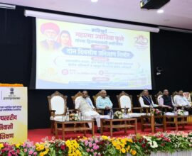 पुणे यशदा येथे मार्गदर्शन करताना मंत्री अतुल सावे आणि उपस्थित अधिकारी