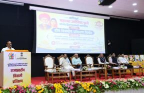 पुणे यशदा येथे मार्गदर्शन करताना मंत्री अतुल सावे आणि उपस्थित अधिकारी
