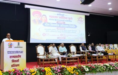 पुणे यशदा येथे मार्गदर्शन करताना मंत्री अतुल सावे आणि उपस्थित अधिकारी
