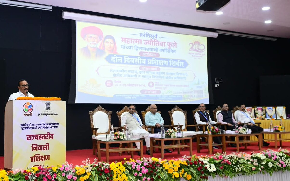 पुणे यशदा येथे मार्गदर्शन करताना मंत्री अतुल सावे आणि उपस्थित अधिकारी