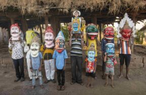 शबरी नॅचरल्सच्या उत्पादनांचे आदिवासी कलाशैली असलेले पॅकेजिंग