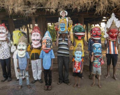 शबरी नॅचरल्सच्या उत्पादनांचे आदिवासी कलाशैली असलेले पॅकेजिंग
