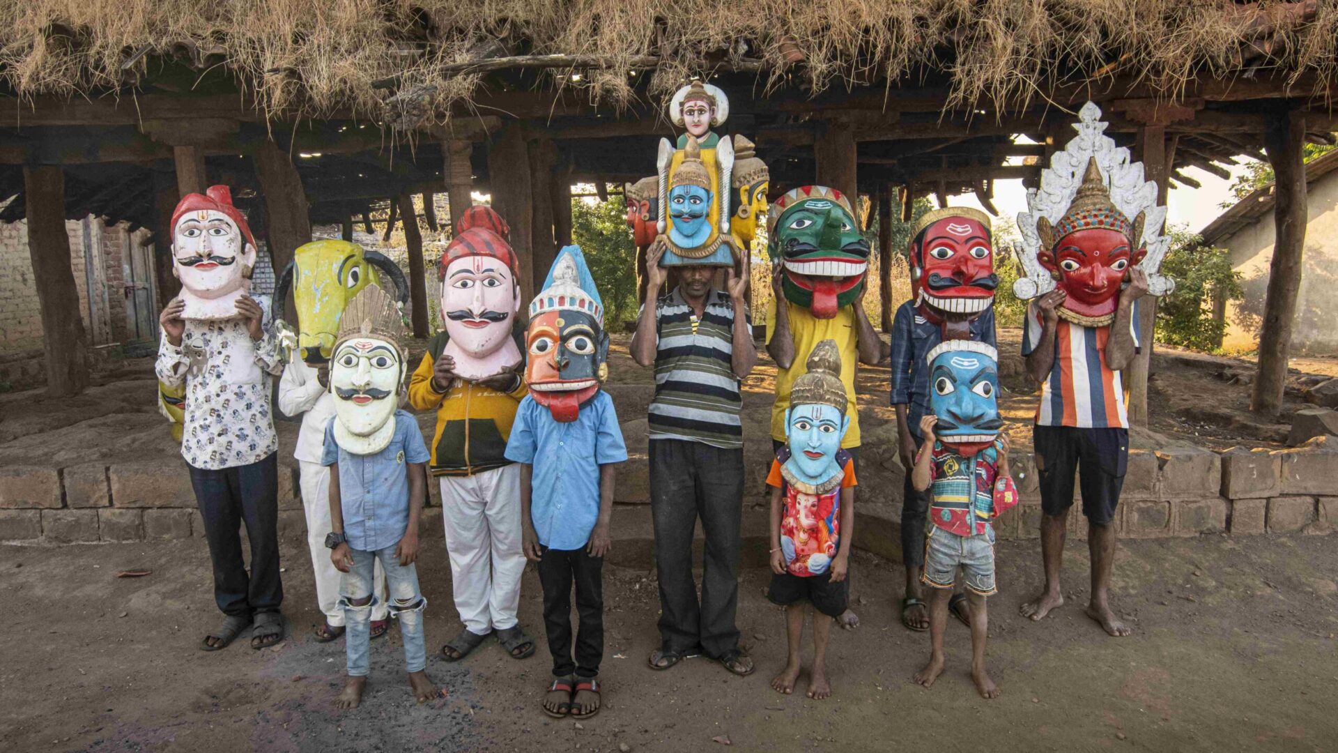 शबरी नॅचरल्सच्या उत्पादनांचे आदिवासी कलाशैली असलेले पॅकेजिंग
