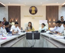 नांदेड जिल्हाधिकारी कार्यालयात आयोजित आढावा बैठकीत मार्गदर्शन करताना राज्यमंत्री मेघनाताई साकोरे-बोर्डीकर