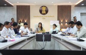 नांदेड जिल्हाधिकारी कार्यालयात आयोजित आढावा बैठकीत मार्गदर्शन करताना राज्यमंत्री मेघनाताई साकोरे-बोर्डीकर