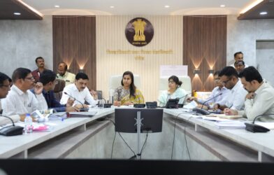नांदेड जिल्हाधिकारी कार्यालयात आयोजित आढावा बैठकीत मार्गदर्शन करताना राज्यमंत्री मेघनाताई साकोरे-बोर्डीकर
