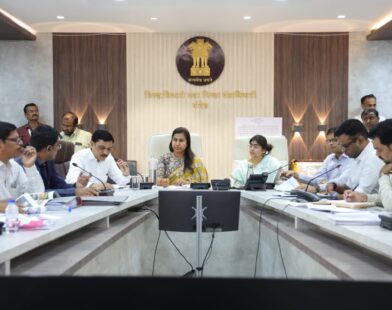 नांदेड जिल्हाधिकारी कार्यालयात आयोजित आढावा बैठकीत मार्गदर्शन करताना राज्यमंत्री मेघनाताई साकोरे-बोर्डीकर