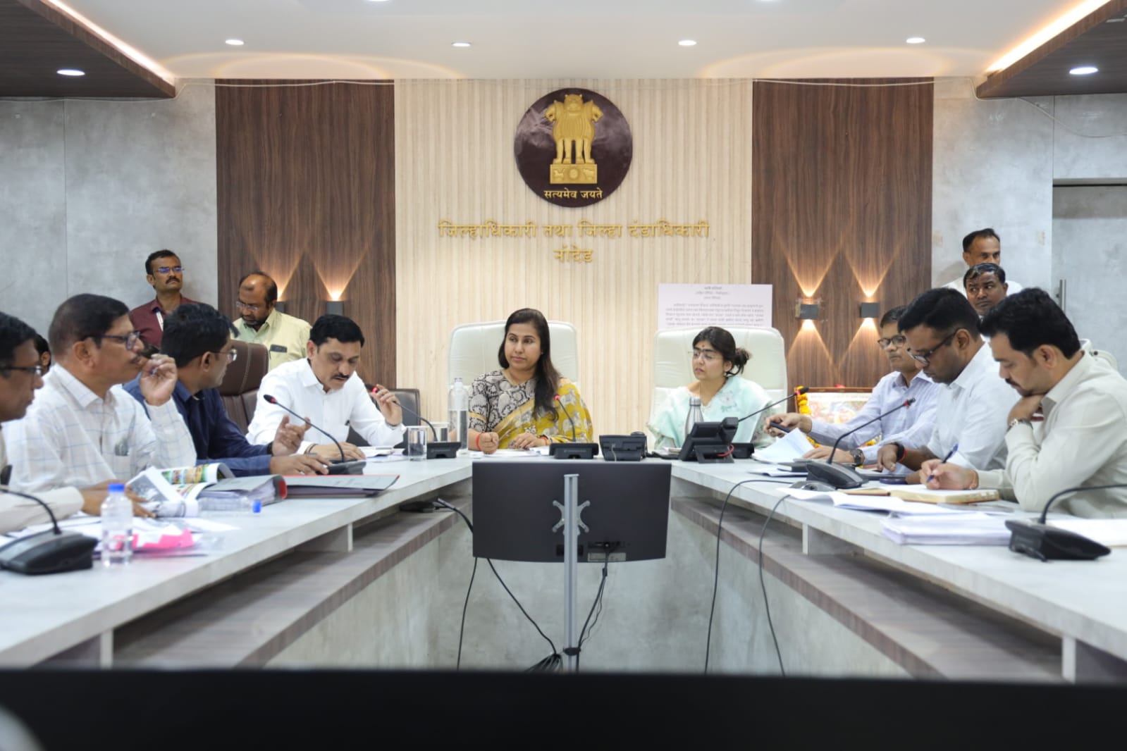 नांदेड जिल्हाधिकारी कार्यालयात आयोजित आढावा बैठकीत मार्गदर्शन करताना राज्यमंत्री मेघनाताई साकोरे-बोर्डीकर