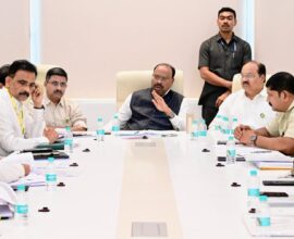 महसूलमंत्री चंद्रशेखर बावनकुळे सिंचन प्रकल्पांच्या बैठकीत आढावा घेताना