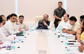 महसूलमंत्री चंद्रशेखर बावनकुळे सिंचन प्रकल्पांच्या बैठकीत आढावा घेताना