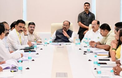 महसूलमंत्री चंद्रशेखर बावनकुळे सिंचन प्रकल्पांच्या बैठकीत आढावा घेताना