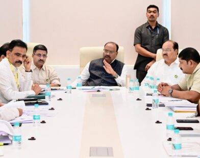 महसूलमंत्री चंद्रशेखर बावनकुळे सिंचन प्रकल्पांच्या बैठकीत आढावा घेताना