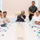 महसूलमंत्री चंद्रशेखर बावनकुळे सिंचन प्रकल्पांच्या बैठकीत आढावा घेताना