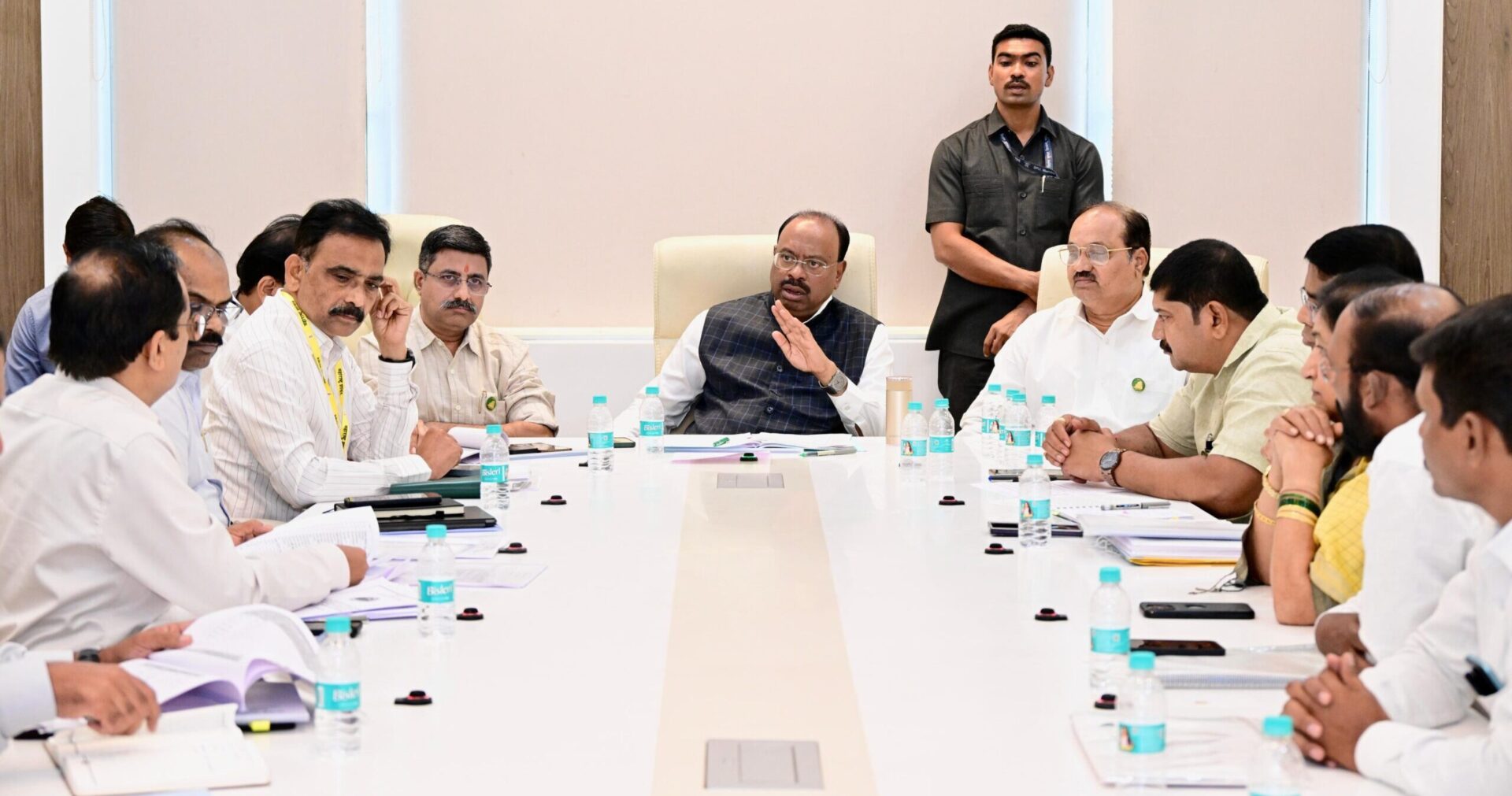 महसूलमंत्री चंद्रशेखर बावनकुळे सिंचन प्रकल्पांच्या बैठकीत आढावा घेताना