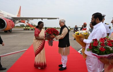 नाशिकच्या ओझर विमानतळावर राष्ट्रपती द्रौपदी मुर्मू यांचे स्वागत करतानाचे अधिकारी व मान्यवर
