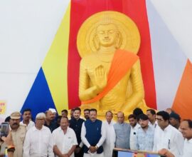 येवला येथील मुक्तीभूमी स्मारकात डॉ. बाबासाहेब आंबेडकरांच्या पुतळ्याला अभिवादन करताना मंत्री संजय शिरसाट.
