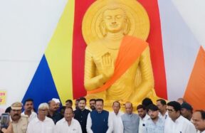 येवला येथील मुक्तीभूमी स्मारकात डॉ. बाबासाहेब आंबेडकरांच्या पुतळ्याला अभिवादन करताना मंत्री संजय शिरसाट.