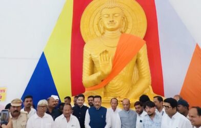 येवला येथील मुक्तीभूमी स्मारकात डॉ. बाबासाहेब आंबेडकरांच्या पुतळ्याला अभिवादन करताना मंत्री संजय शिरसाट.
