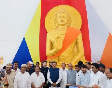 येवला येथील मुक्तीभूमी स्मारकात डॉ. बाबासाहेब आंबेडकरांच्या पुतळ्याला अभिवादन करताना मंत्री संजय शिरसाट.