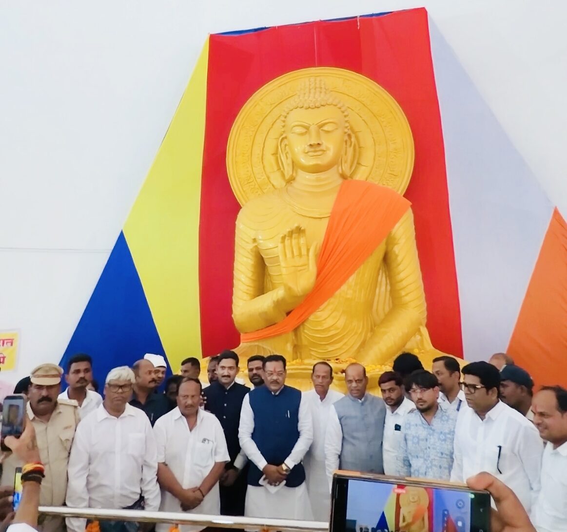 येवला येथील मुक्तीभूमी स्मारकात डॉ. बाबासाहेब आंबेडकरांच्या पुतळ्याला अभिवादन करताना मंत्री संजय शिरसाट.