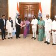राष्ट्रपती द्रौपदी मुर्मू यांना सिंहस्थ कुंभमेळा निमंत्रण देताना मुख्यमंत्री व इतर मंत्री