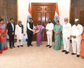 राष्ट्रपती द्रौपदी मुर्मू यांना सिंहस्थ कुंभमेळा निमंत्रण देताना मुख्यमंत्री व इतर मंत्री