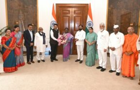 राष्ट्रपती द्रौपदी मुर्मू यांना सिंहस्थ कुंभमेळा निमंत्रण देताना मुख्यमंत्री व इतर मंत्री