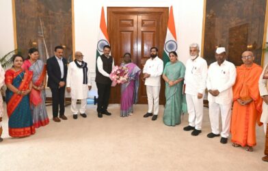 राष्ट्रपती द्रौपदी मुर्मू यांना सिंहस्थ कुंभमेळा निमंत्रण देताना मुख्यमंत्री व इतर मंत्री