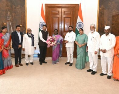 राष्ट्रपती द्रौपदी मुर्मू यांना सिंहस्थ कुंभमेळा निमंत्रण देताना मुख्यमंत्री व इतर मंत्री