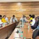 कामगार मंत्री ॲड. आकाश फुंडकर बैठक घेत असतानाचे छायाचित्र