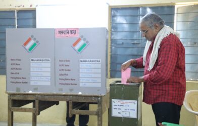 नांदेडमधील मतदान केंद्रावर मतदान करताना नागरिक